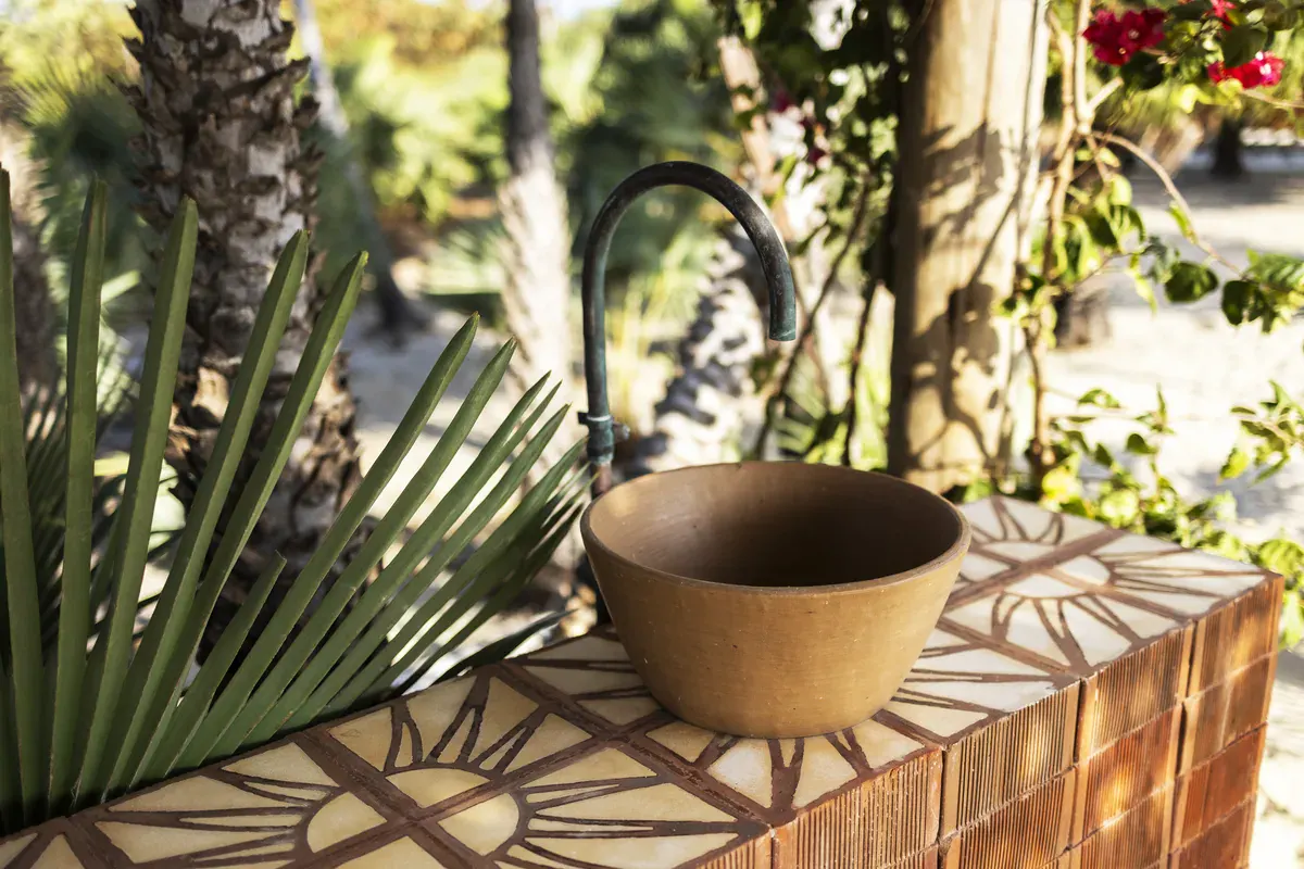 Lavatório externo com cerâmica artesanal