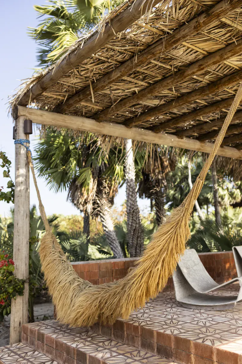 Rede sob cobertura de palha